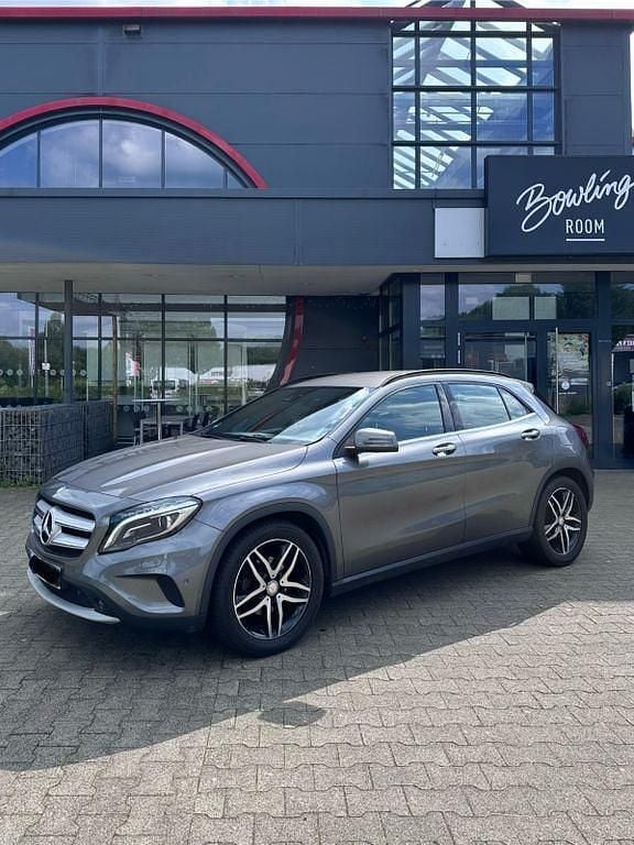 Grau Gebraucht 2016 Mercedes GLA220 SUV | 16.980 € (Fairer Preis) - Bild 1/4