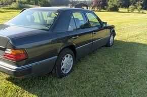 Second-hand Mercedes E300 178 CP (130 kW) 1992 Negru Berlinǎ