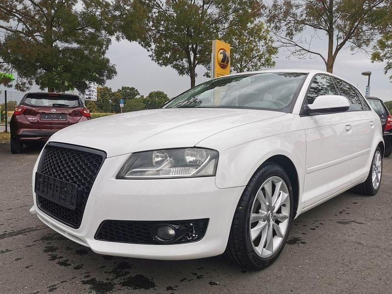 Weiß Gebraucht 2011 Audi A3 Sportback Ambition Limousine | 4.990 € (Fairer Preis) - Bild 1/4