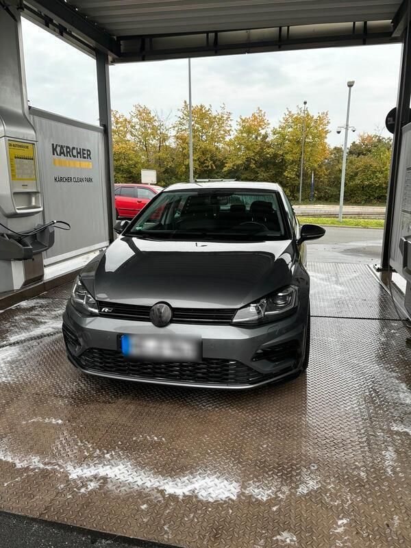 Grau Gebraucht 2017 VW Golf VII R-line Limousine | 13.499 € - Bild 1/4