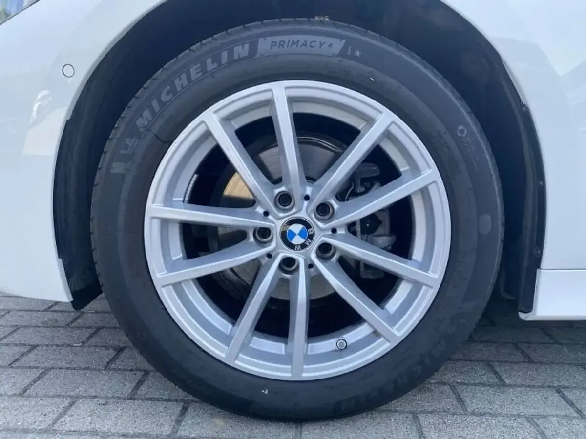 Gebraucht BMW 318 156 PS (114 kW) 2025 Weiß Limousine