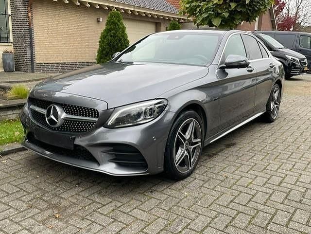 Grau Gebraucht 2020 Mercedes C300e AMG line Limousine | 19.300 € (Superpreis) - Bild 1/4