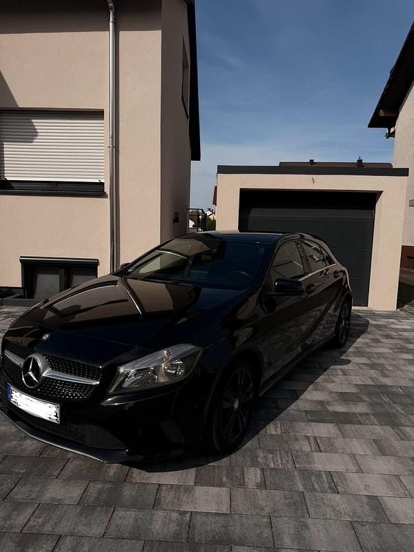 Schwarz Gebraucht 2016 Mercedes A180 Urban Limousine | 13.000 € (Etwas zu teuer) - Bild 1/4