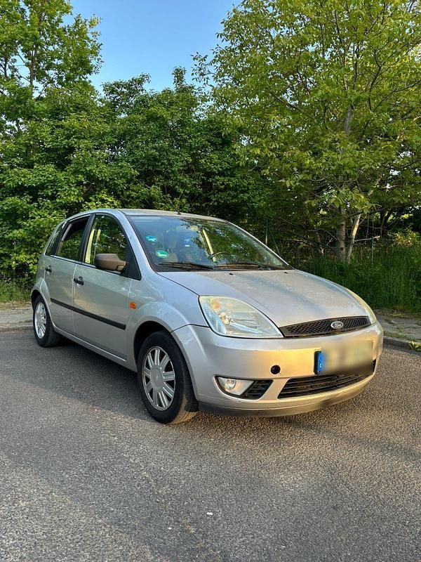 Silber Gebraucht 2002 Ford Fiesta Kleinwagen | 900 € (Guter Preis) - Bild 1/4