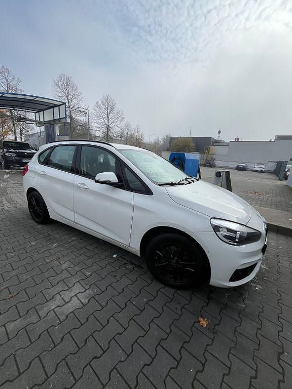 Weiß Gebraucht 2015 BMW 218 Active Tourer Van / Kleinbus | 10.600 € (Fairer Preis) - Bild 1/4