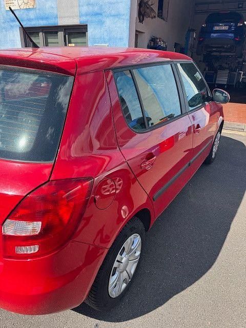 Rot Gebraucht 2012 Skoda Fabia Active Limousine | 4.990 € (Fairer Preis) - Bild 1/4