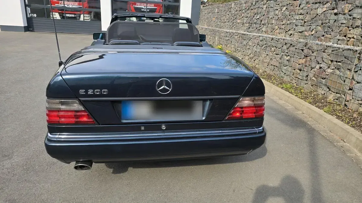 Second-hand Mercedes E200 Edition 136 CP (100 kW) 1997 Negru Cabrio