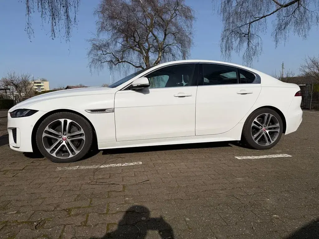 Gebraucht Jaguar XE R-Dynamic 204 PS (150 kW) 2021 Weiß Limousine