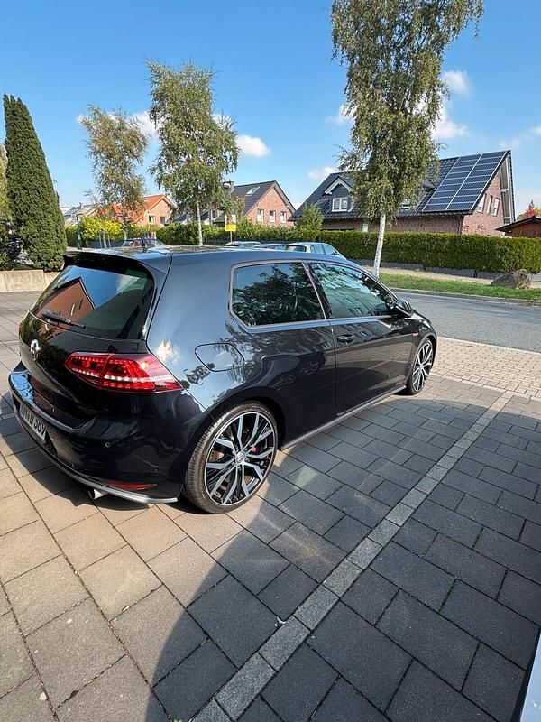 Schwarz Gebraucht 2015 VW Golf GTI Coupé | 15.900 € - Bild 1/4