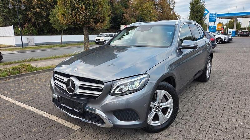 Grau Gebraucht 2019 Mercedes GLC350 SUV | 26.900 € (Guter Preis) - Bild 1/4