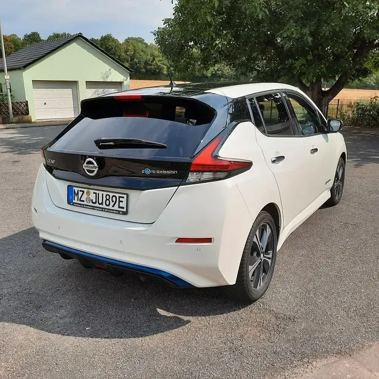 Gebraucht Nissan Leaf N-Connecta 110 kW (150 PS) 2018 Weiß Kleinwagen