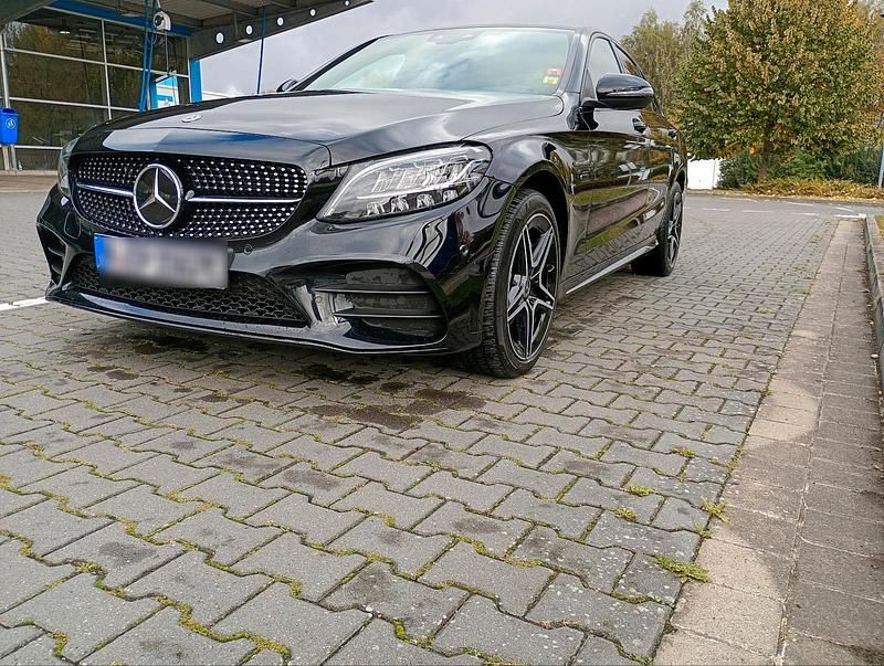 Schwarz Gebraucht 2021 Mercedes C300e AMG line Limousine | 24.900 € (Fairer Preis) - Bild 1/4