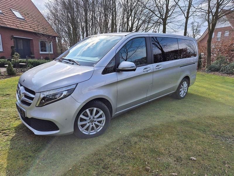 Silber Gebraucht 2019 Mercedes V220 Edition Van / Kleinbus | 34.900 € (Guter Preis) - Bild 1/4
