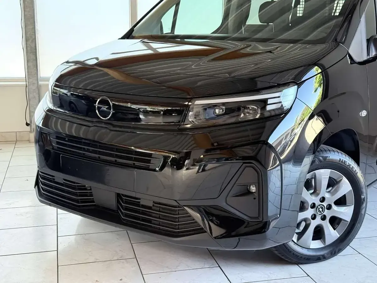 Neu Opel Combo Life Edition 131 PS (96 kW) 2026 Lackierung schwarz perla nera/ Van / Kleinbus