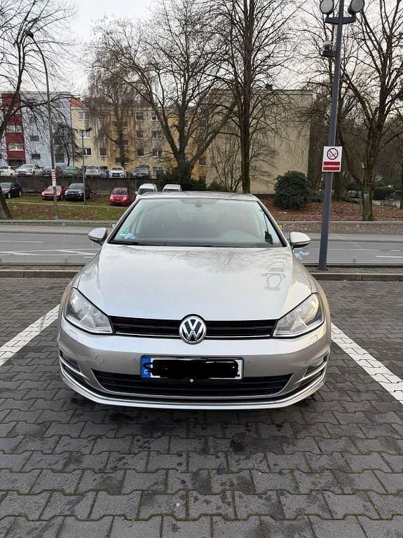 Grau Gebraucht 2015 VW Golf Comfortline Limousine | 6.900 € (Fairer Preis) - Bild 1/4