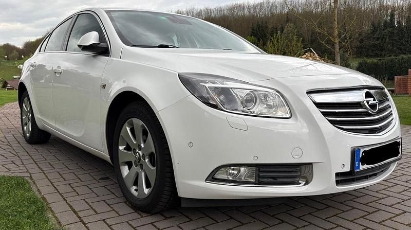 Weiß Gebraucht 2013 Opel Insignia Limousine | 7.000 € (Fairer Preis) - Bild 1/4