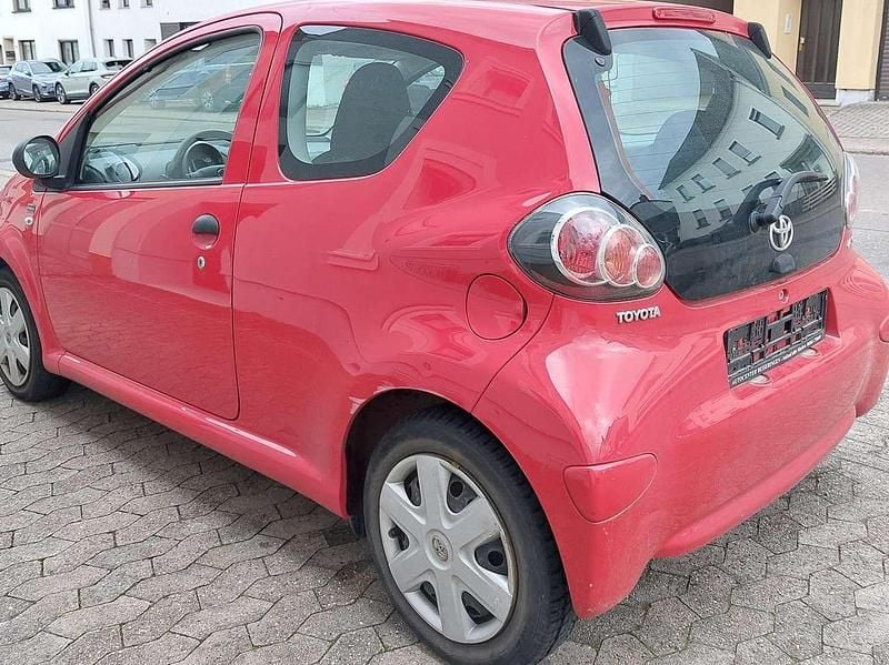 Gebraucht Toyota Aygo 68 PS (50 kW) 2010 Rot Kleinwagen