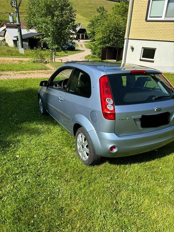 Gebraucht Ford Fiesta Ghia 101 PS (74 kW) 2007 Blau Kleinwagen
