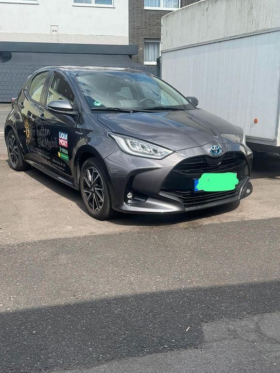 Grau Gebraucht 2021 Toyota Yaris Hybrid Limousine | 16.900 € (Guter Preis) - Bild 1/4