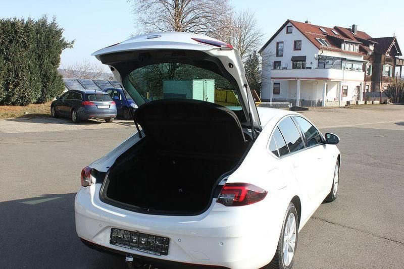 Gebraucht Opel Insignia Dynamic 165 PS (121 kW) 2018 Weiß Limousine