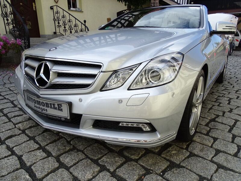 Silber Gebraucht 2010 Mercedes E200 Cabrio | 21.999 € - Bild 1/4