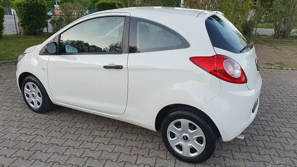 Gebraucht Ford Ka Ambiente 69 PS (50 kW) 2014 Weiß Kleinwagen