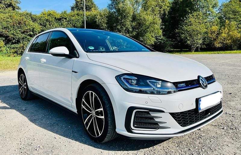 Weiß Gebraucht 2020 VW Golf VII GTE Limousine | 19.900 € - Bild 1/4