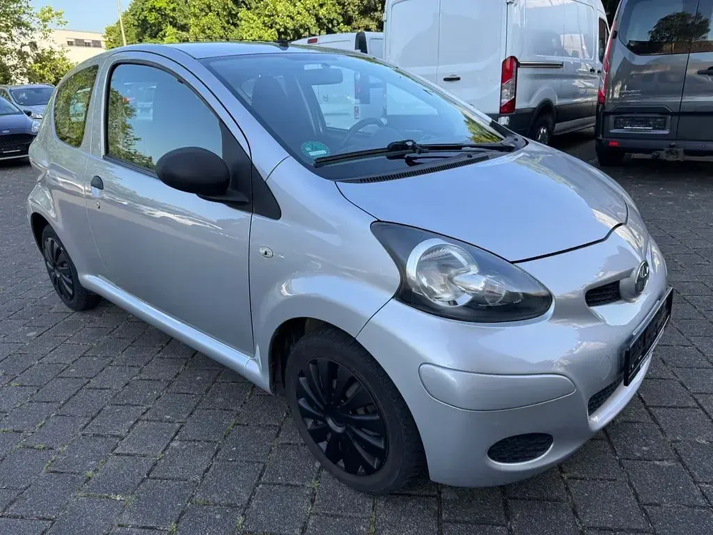 Gebraucht Toyota Aygo Club 68 PS (50 kW) 2009 Silber Kleinwagen