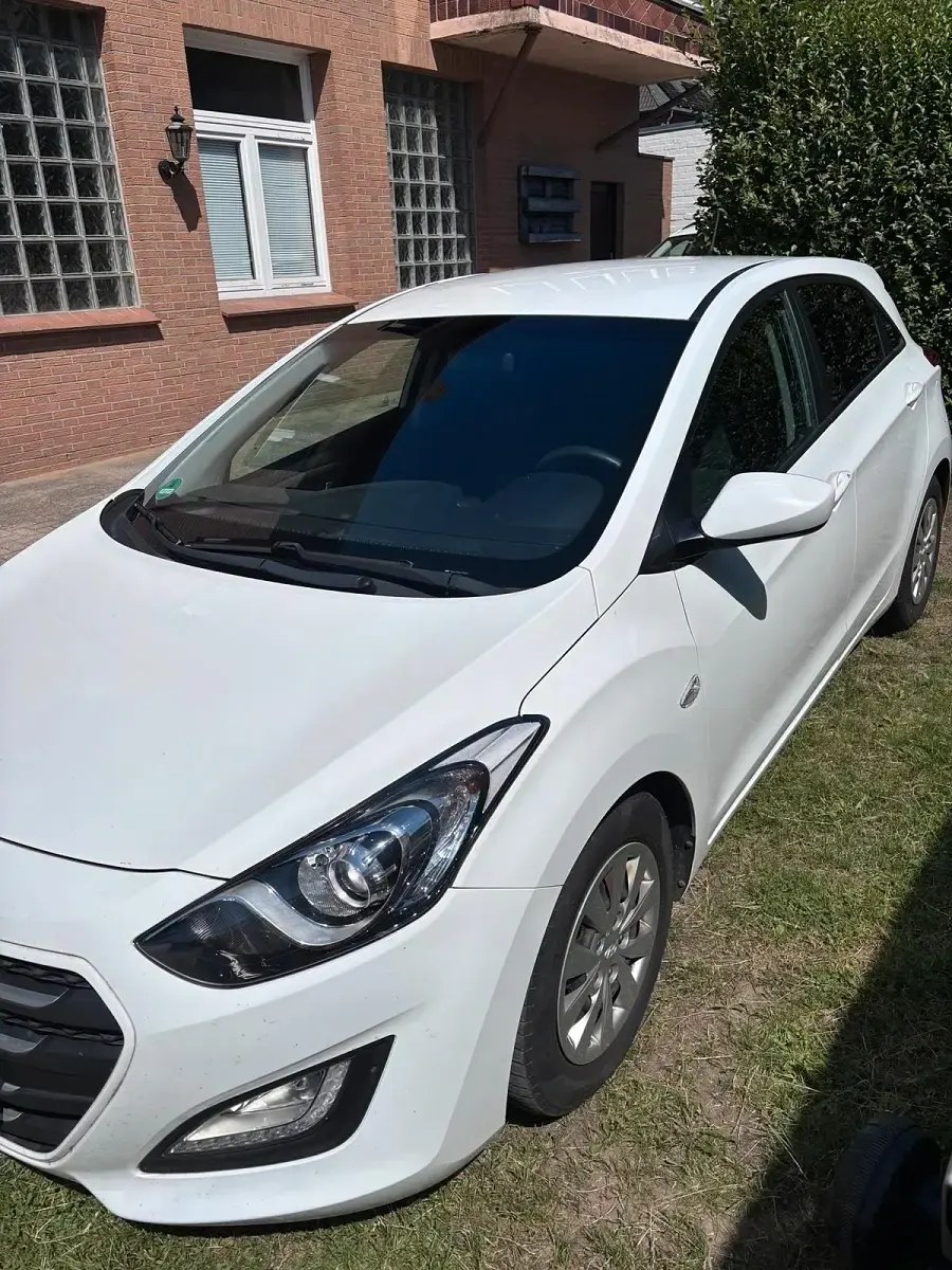 Gebraucht Hyundai i30 101 PS (74 kW) 2016 Weiß Limousine