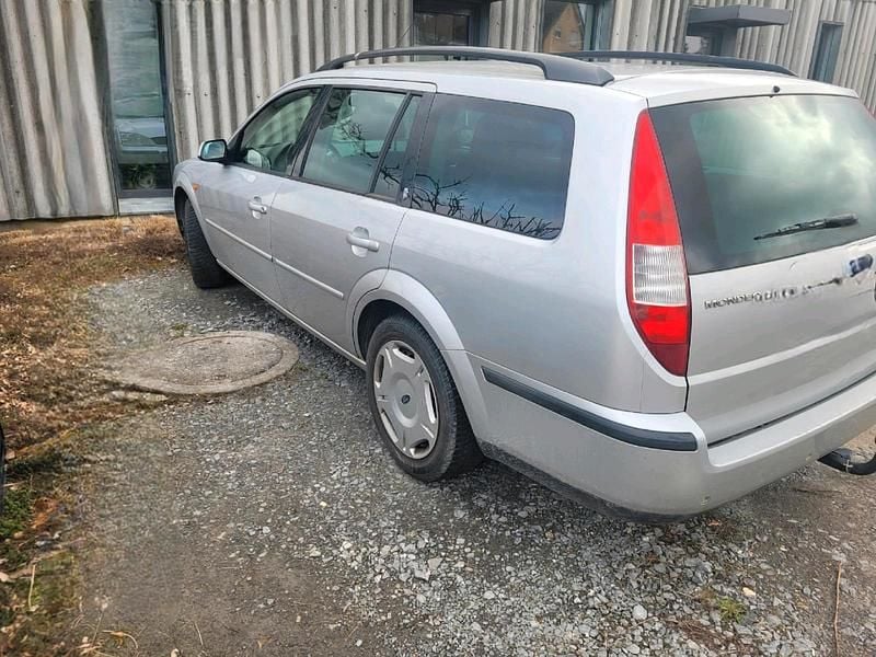 Gebraucht Ford Mondeo 125 PS (91 kW) 2002 Silber Kombi