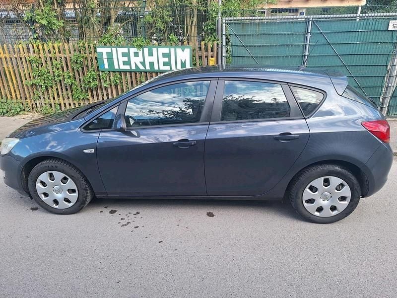 Second-hand Opel Astra 101 CP (74 kW) 2010 Albastru Berlinǎ