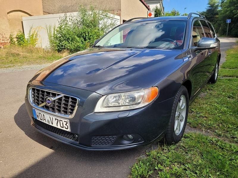 Schwarz Gebraucht 2008 Volvo V70 Inscription Kombi | 7.999 € - Bild 1/4
