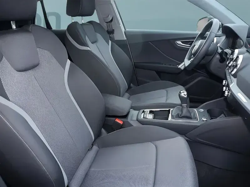 Używany Audi Q2 Advanced 116 KM (85 kW) 2025 Srebrny SUV