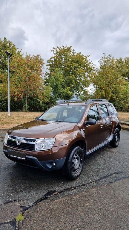 Braun Gebraucht 2012 Dacia Duster Lauréate SUV | 4.500 € (Fairer Preis) - Bild 1/4