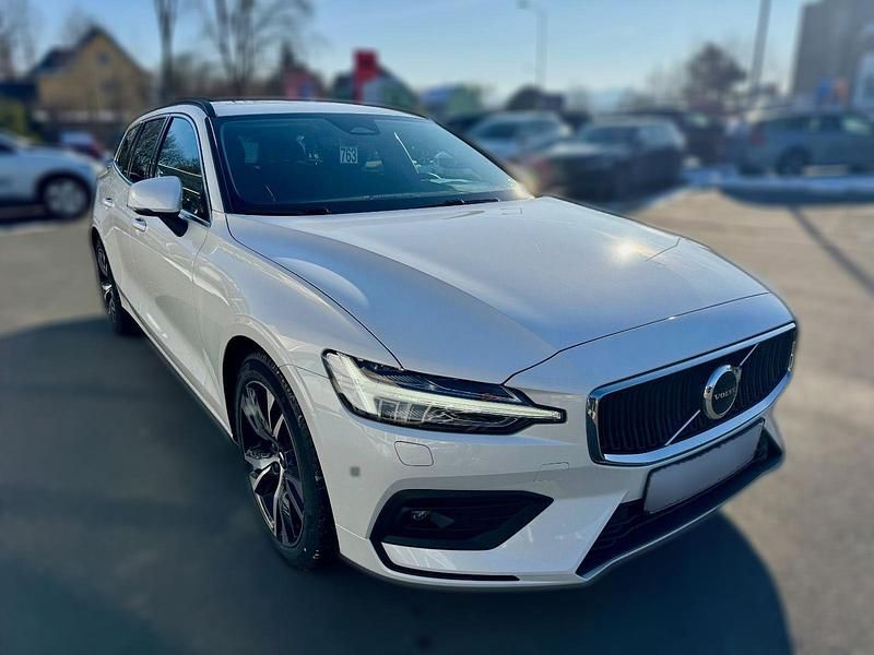 Gebraucht Volvo V60 197 PS (144 kW) 2024 Weiß metallic Kombi