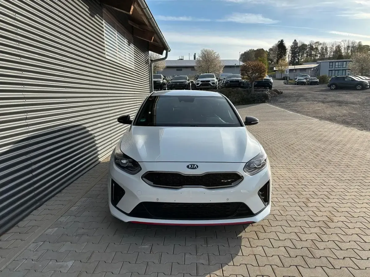 Używany Kia Ceed GT 204 KM (150 kW) 2019 Biały Sedan/Limuzyna