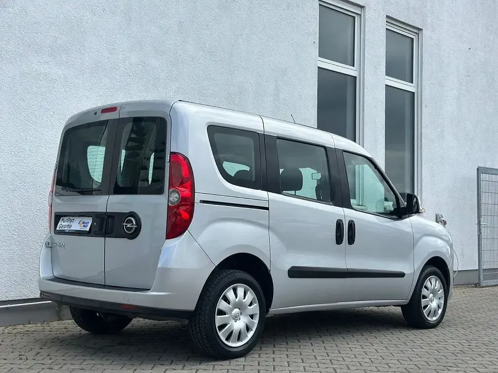 Gebraucht Opel Combo Edition 95 PS (69 kW) 2013 Silber Van / Kleinbus