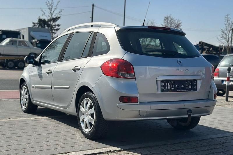Gebraucht Renault Clio II Dynamique 75 PS (55 kW) 2011 Silber Limousine
