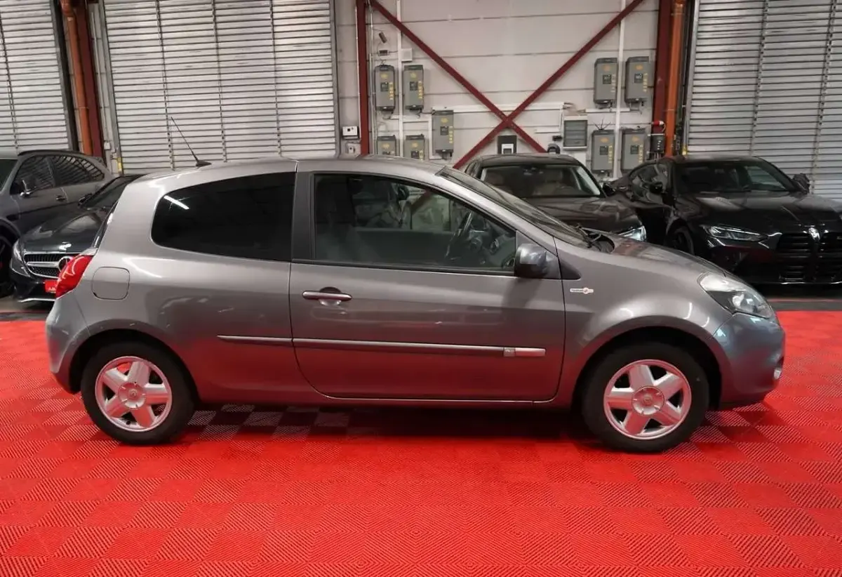 Gebraucht Renault Clio 103 PS (75 kW) 2012 Grau Kleinwagen