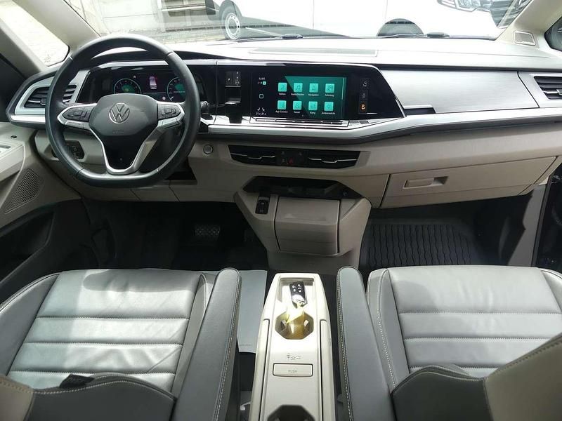 Second-hand VW Multivan 204 CP (150 kW) 2023 Albastru Monovolum