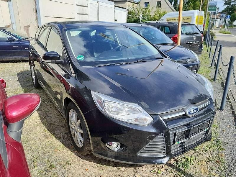 Schwarz Gebraucht 2012 Ford Focus Limousine | 6.350 € - Bild 1/4