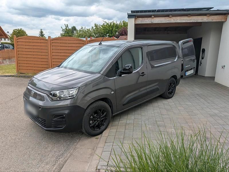 Grau Gebraucht 2022 Fiat e-Doblò Van / Kleinbus | 21.900 € (Fairer Preis) - Bild 1/3