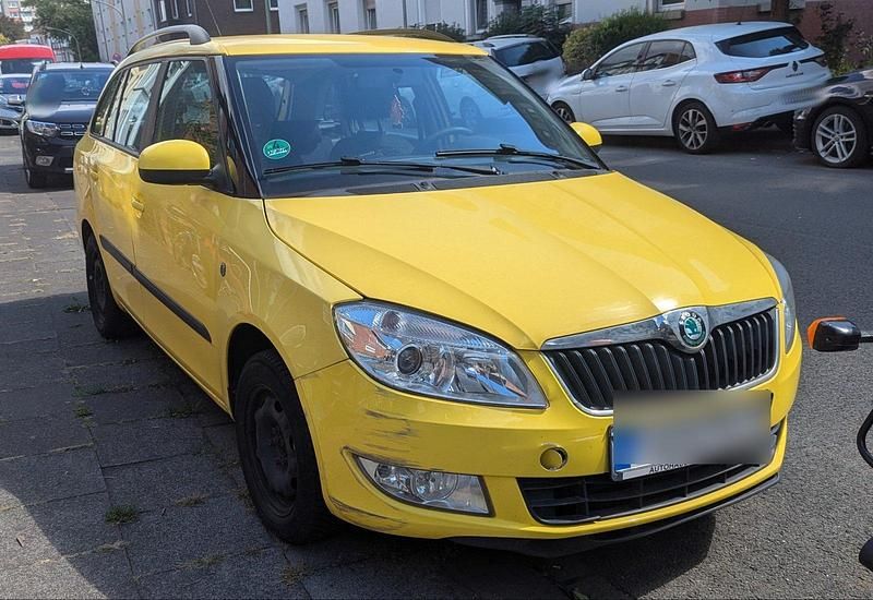 Gelb Gebraucht 2011 Skoda Fabia Kleinwagen | 2.000 € - Bild 1/4