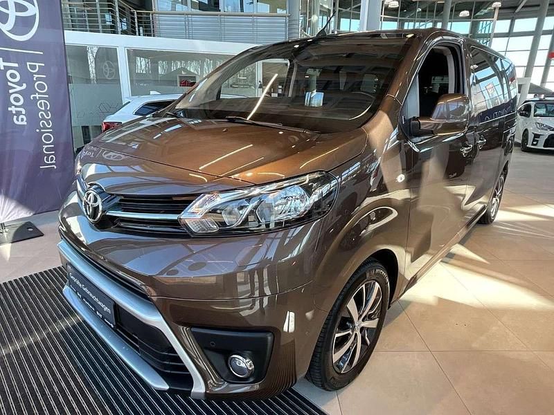 Gebraucht Toyota Proace Verso Team 177 PS (130 kW) 2018 Brown rich oak Kombi