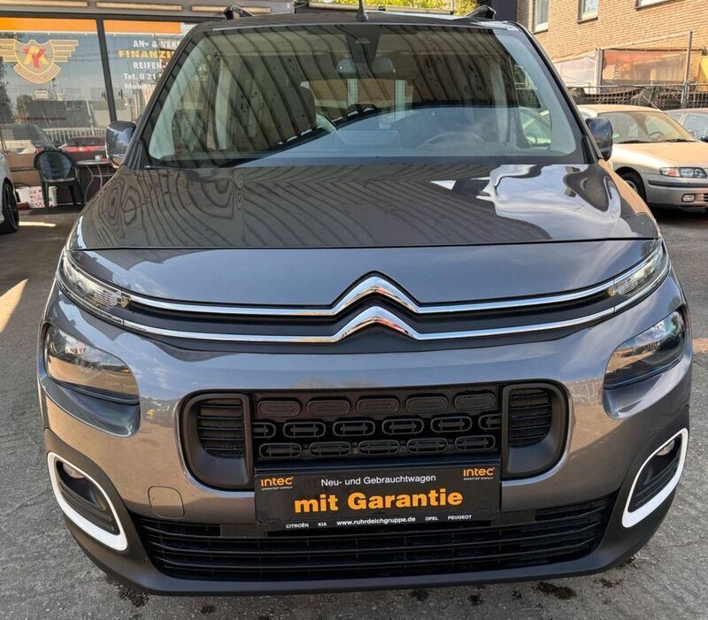 Grau Gebraucht 2018 Citroën Berlingo Feel Van / Kleinbus | 12.400 € (Fairer Preis) - Bild 1/4