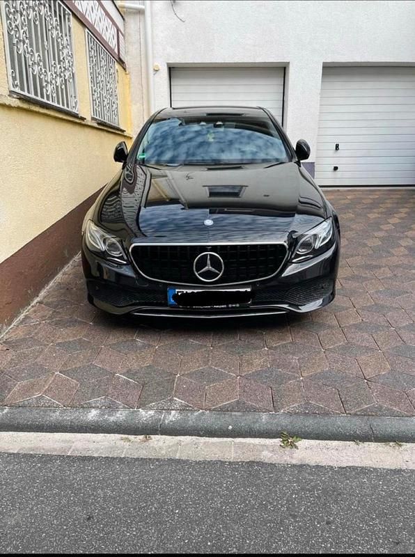 Gebraucht Mercedes E220 194 PS (142 kW) 2016 Schwarz Limousine