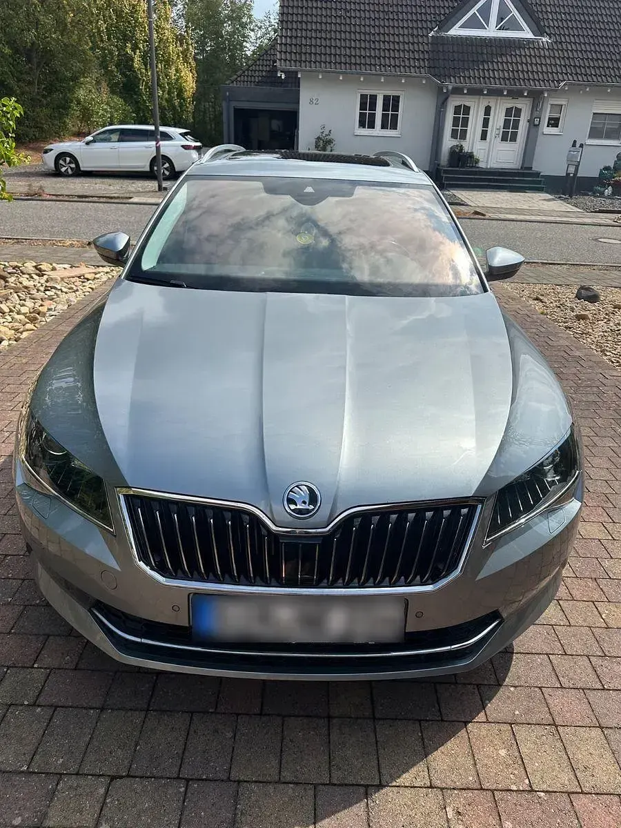 Gebraucht Skoda Superb LAURIN & KLEMENT 190 PS (139 kW) 2017 Silber Kombi