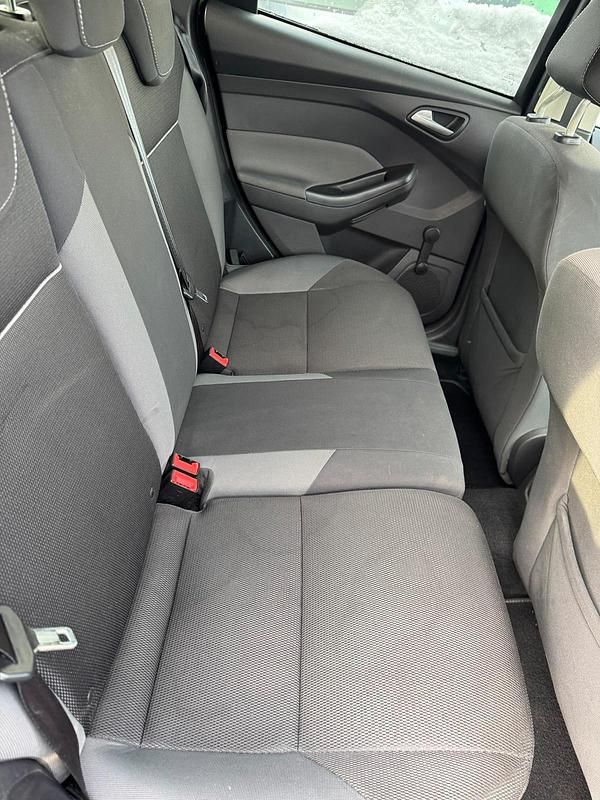 Gebraucht Ford Focus 101 PS (74 kW) 2014 Schwarz Kombi