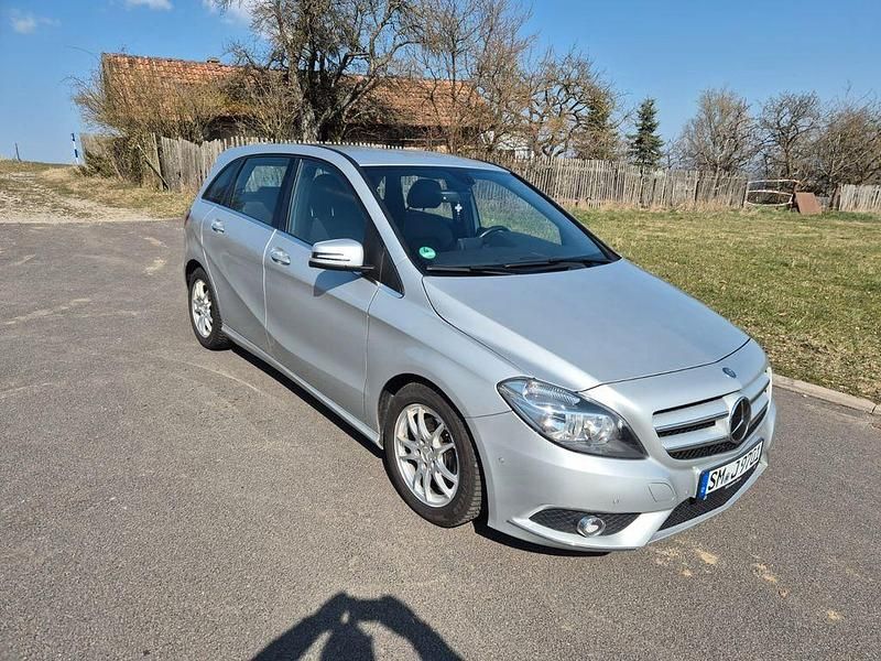Gebraucht Mercedes B180 109 PS (80 kW) 2014 Silber Van / Kleinbus