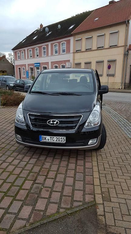 Schwarz Gebraucht 2016 Hyundai H-1 Van / Kleinbus | 17.590 € (Fairer Preis) - Bild 1/4